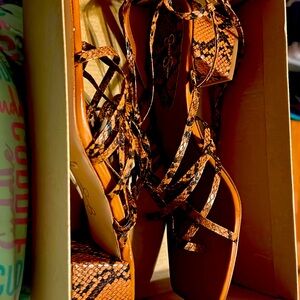 Shoes that wrap around your ankles